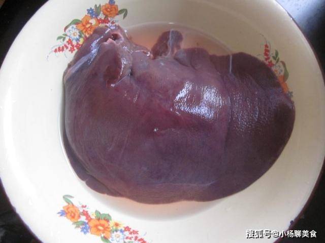 一般猪肝都是比较有水分,或者是表面有一点点滑的,弹性也比较好.