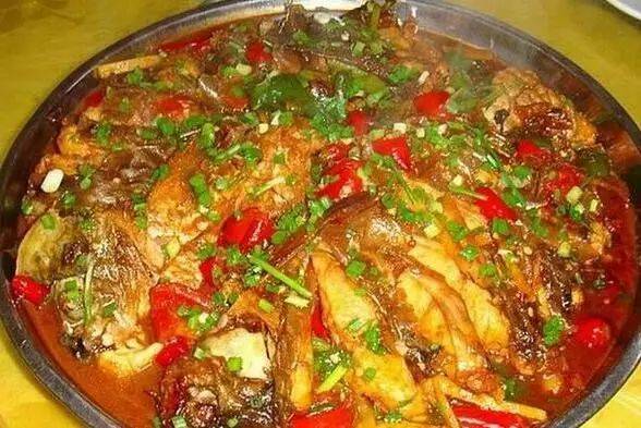 阳朔啤酒鱼,是桂林阳朔有名的地方特色菜,选用阳朔漓江里鲜活的大鲤鱼