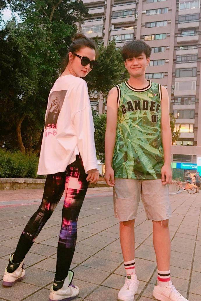 原创娱乐圈最暖心的"后妈",嫁大12岁大叔丈夫,与继子相处胜似朋友