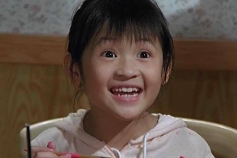 这个演员叫做关佩琳,现在她的官方认证是前香港电影童星,毕竟人家在94