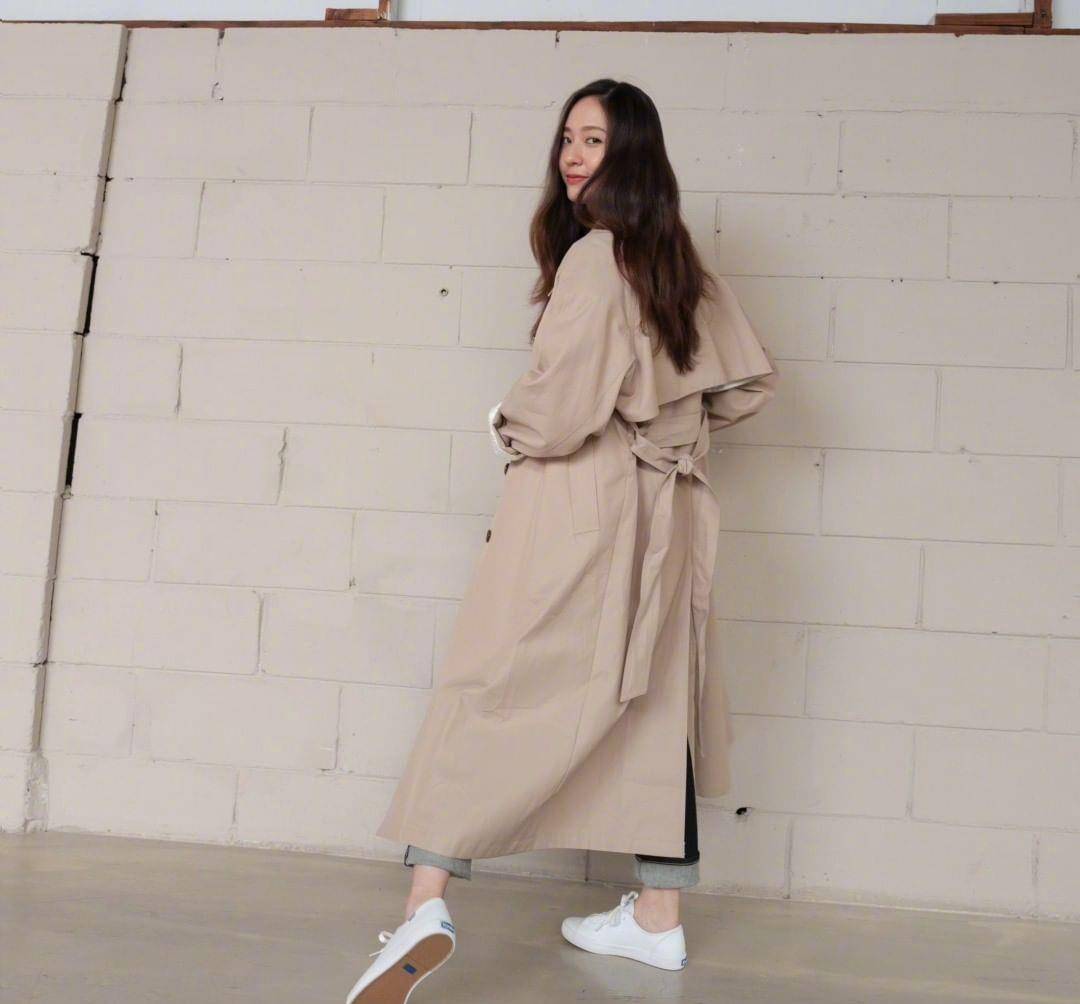 郑秀晶脚上穿了一双白色的休闲鞋,鞋子也是近几年十分流行的款式,小白