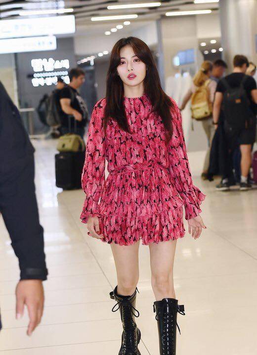 泫雅最新美照穿粉色碎花裙甜美又可爱笑起来超吸晴颜值回升