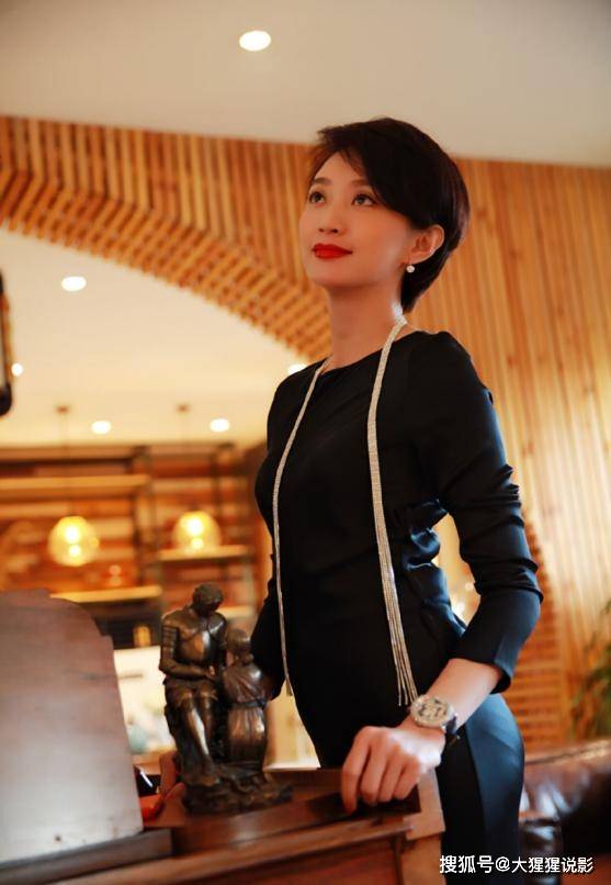 许亚军的妻子张澍好有女人味,短发黑裙配红唇,显独有的时尚魅力_气质