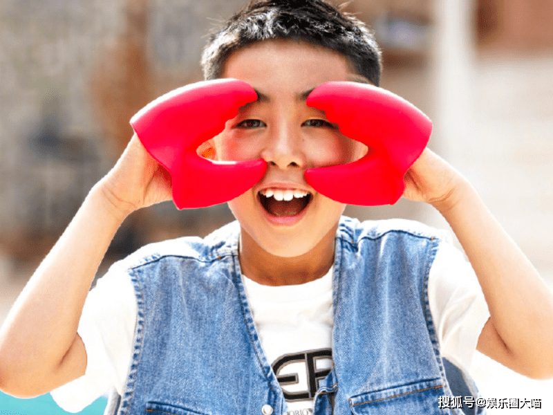 当时陈小春和儿子陈胤捷要参加综艺节目的消息传出的时候,大家都对