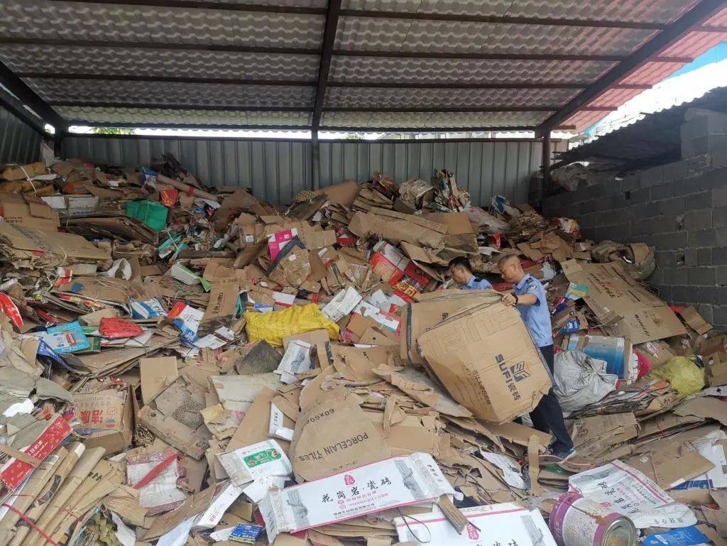 益阳老人纸箱藏7000元钱,被老伴当废品卖了!民警在收购站废品堆里找回