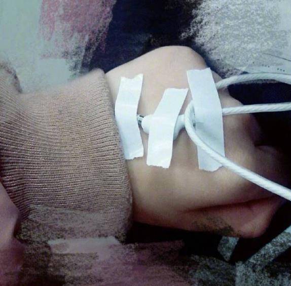 同学啊,你是来搞笑的吗,你说你跑去医院拍一张也行啊,拿耳机当输液管