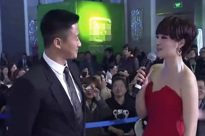 "一句话把他身边的吴京逗得合不拢嘴.