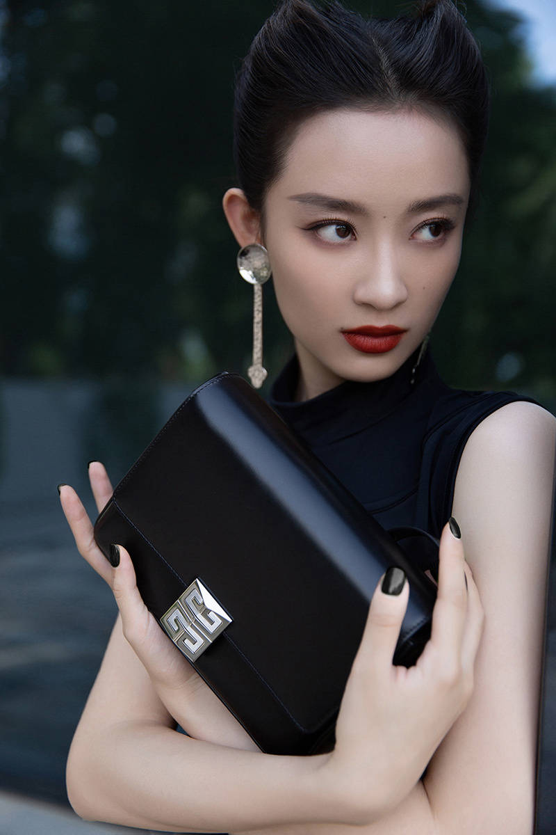 孙佳雨猫耳发型 优雅迷人展现摩登新风尚