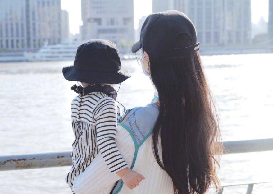 唐嫣首晒小糖糖照片,庆祝六一儿童节,两母女合照温馨有爱_罗晋