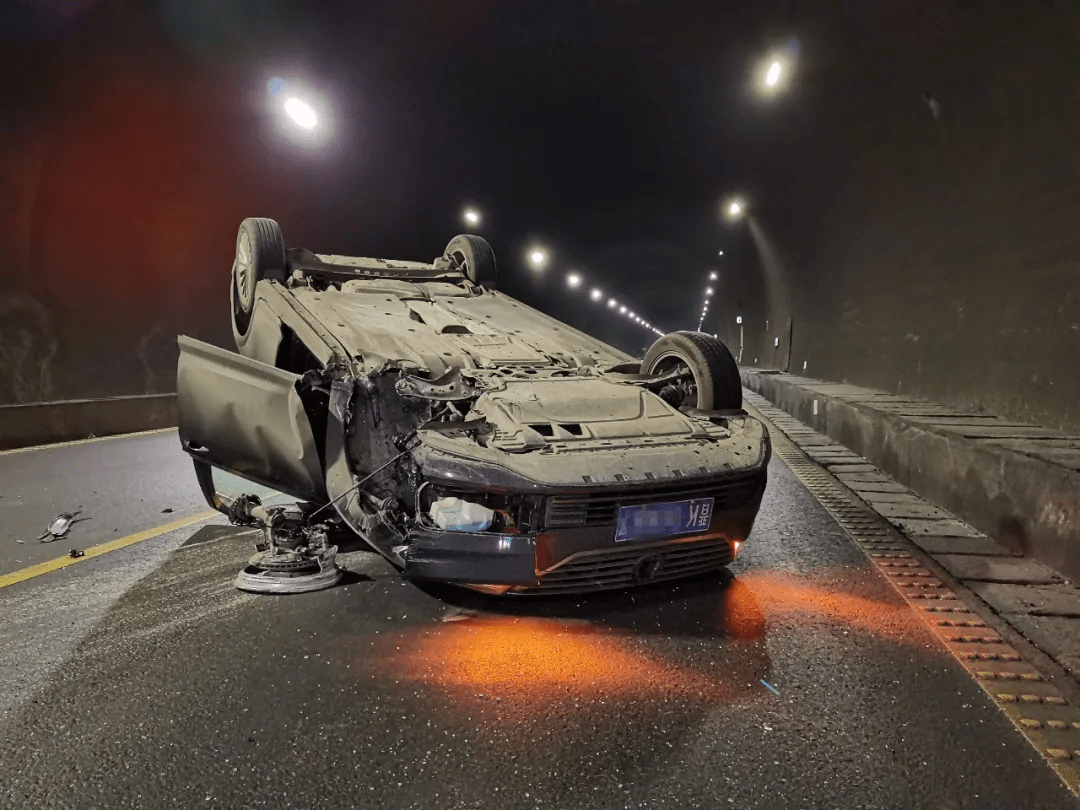疲劳驾驶隧道翻车 幸亏有安全带保命