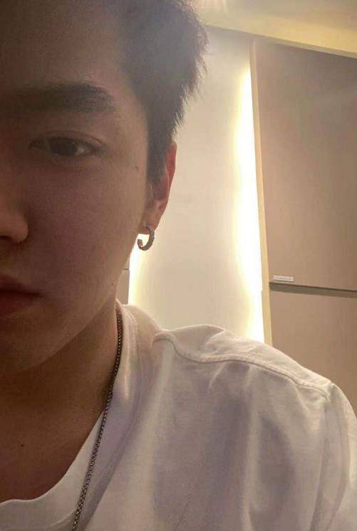 塌鼻梁戴什么眼镜男 9c10462cf8c240988ce29118d18f223a.jpeg