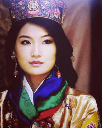 原创29岁不丹王后佩玛戴黄金发箍当王冠出访日本靠美貌碾压众人