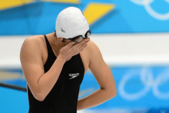 原创泳坛女神打破纪录却错失冠军比赛时泳衣意外破裂尴尬上岸