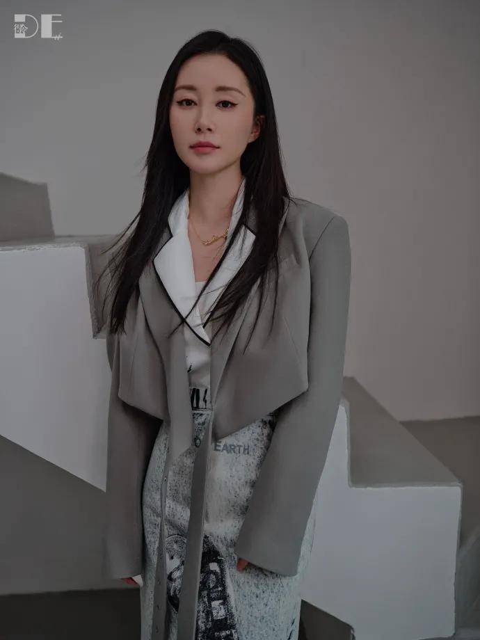 舒畅穿着毛绒衣服,俏脸妩媚,烈焰红唇,她身上一缕缕白色绒毛,若隐若现