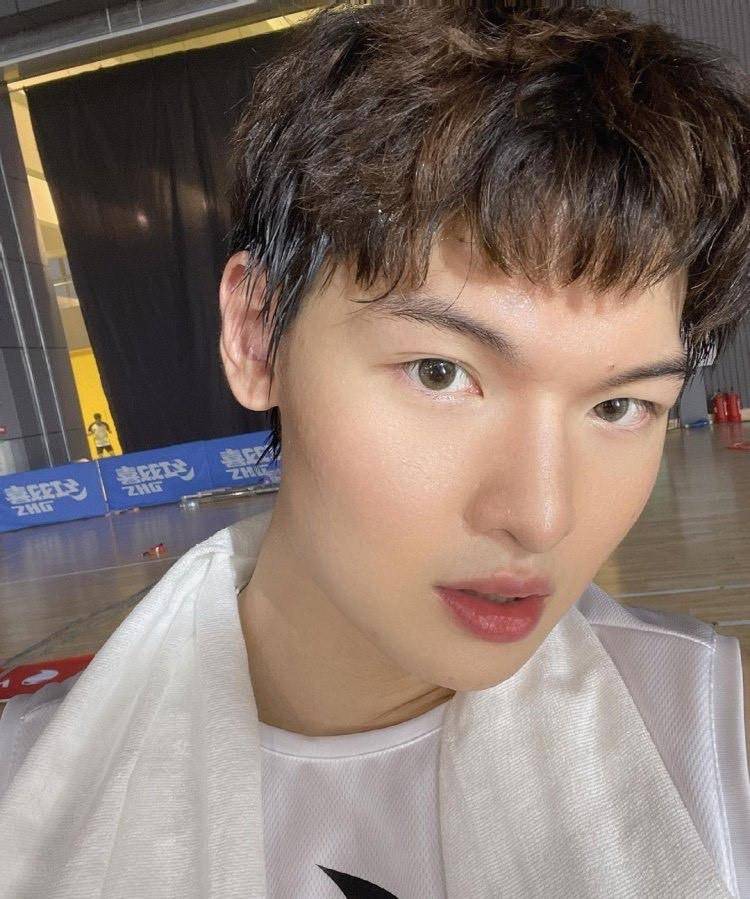 王哲林化妆自拍太恶心!疑无缘12人名单,同是国手与阿联反差太大