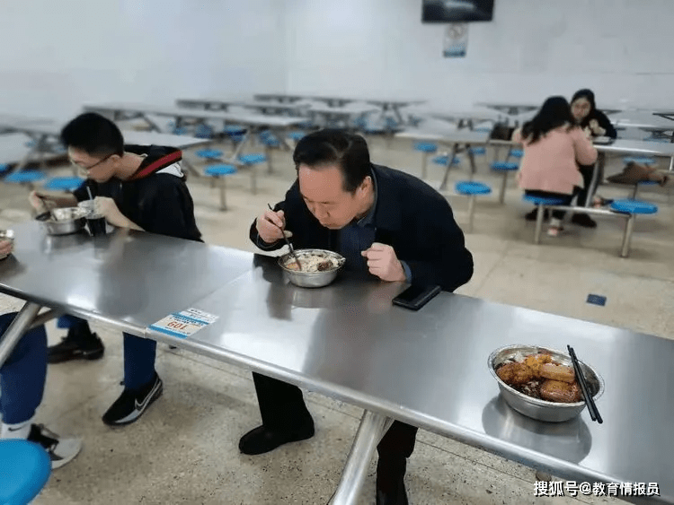 图为邯郸市第一中学校长高玉峰在食堂陪餐邯郸市第一中学食堂准备了