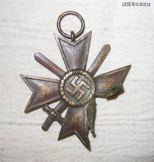 原创看看这些二战的遗物连子弹上面都布满了弹孔可想战争有多惨烈