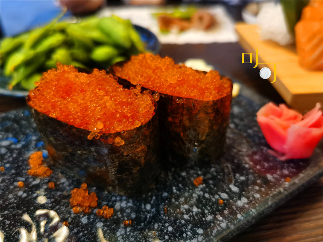 两握蟹籽军舰寿司,一人一个,蟹籽好多.