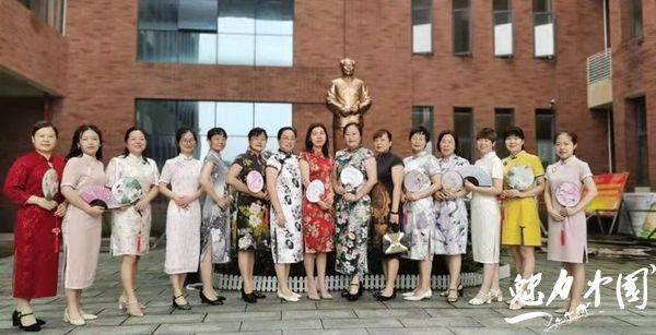 新化一中:女老师旗袍上阵 为高考学生打气