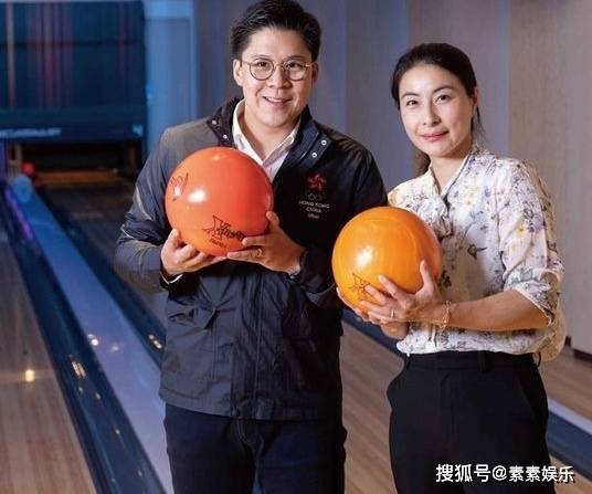 郭晶晶贴在老公霍启刚胸前拍照,秀恩爱的角度很讲究
