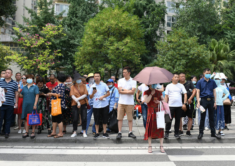 高考首场语文考完,陕西男孩兴奋地跳跃冲出考场:感觉考得还不错_家长