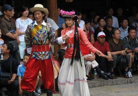 没有婚姻的原始部族 男女之间随意交往 却靠这种方式繁衍后代 习俗