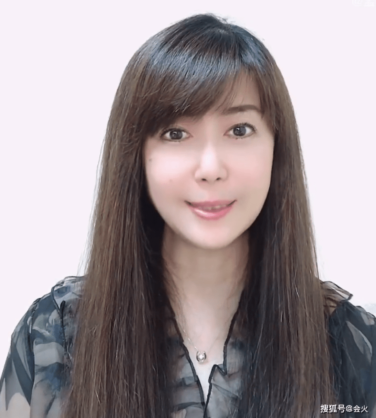 51岁孟庭苇皮肤白皙不见皱纹,网友:嘴怎么了?