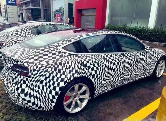 特斯拉为了迎合国内消费者的需求 也是拼了 Model 3又加长了 国产