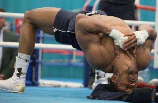 世界体坛"非人类"肌肉:博尔特小腿,泰森脖子,张伟丽腹肌