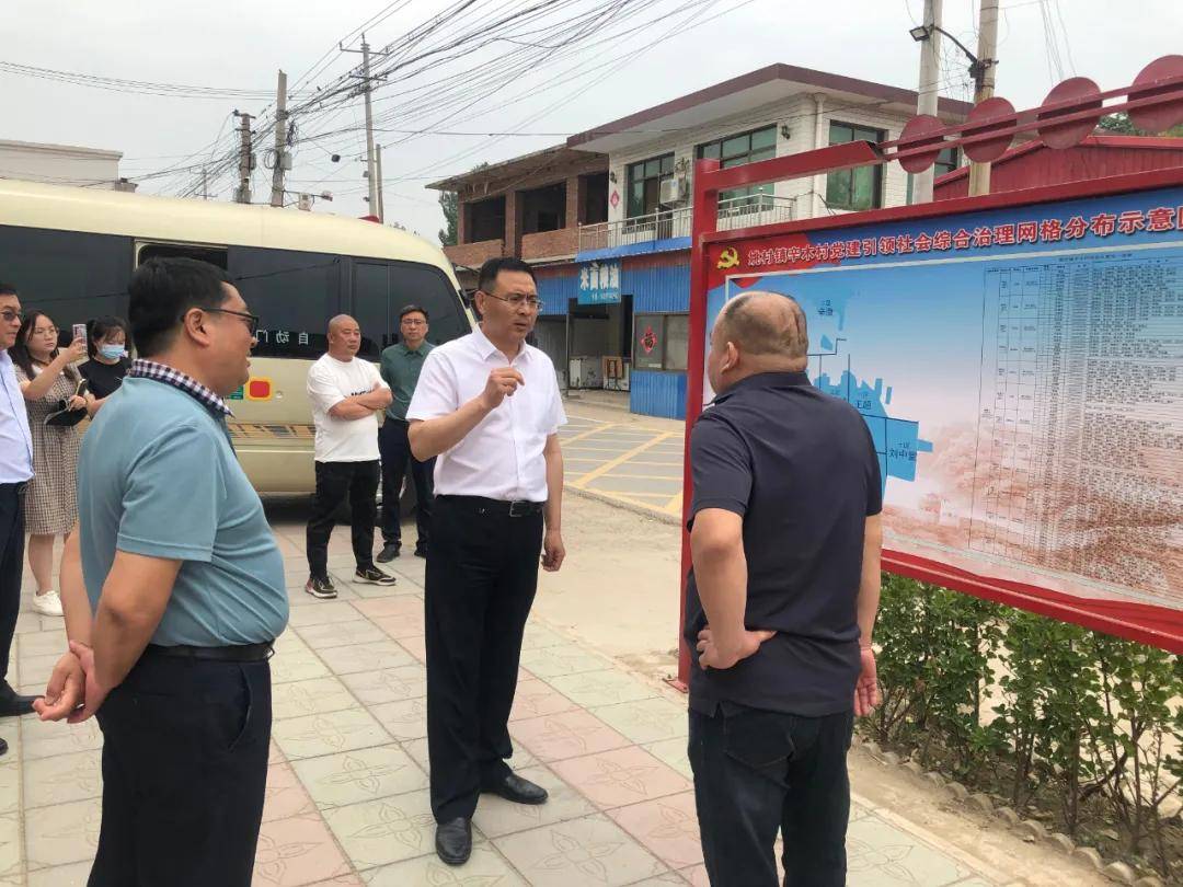 上午,都建华一行先后到姚村镇辛木村,定兴万亩高标准农田示范基地,五