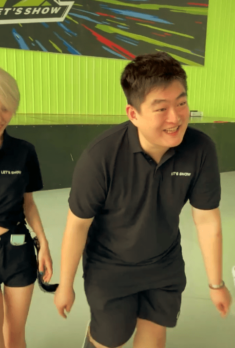 随后赵一楠就模仿起父亲赵本山的经典碎步,与美女教练大步流星向前走