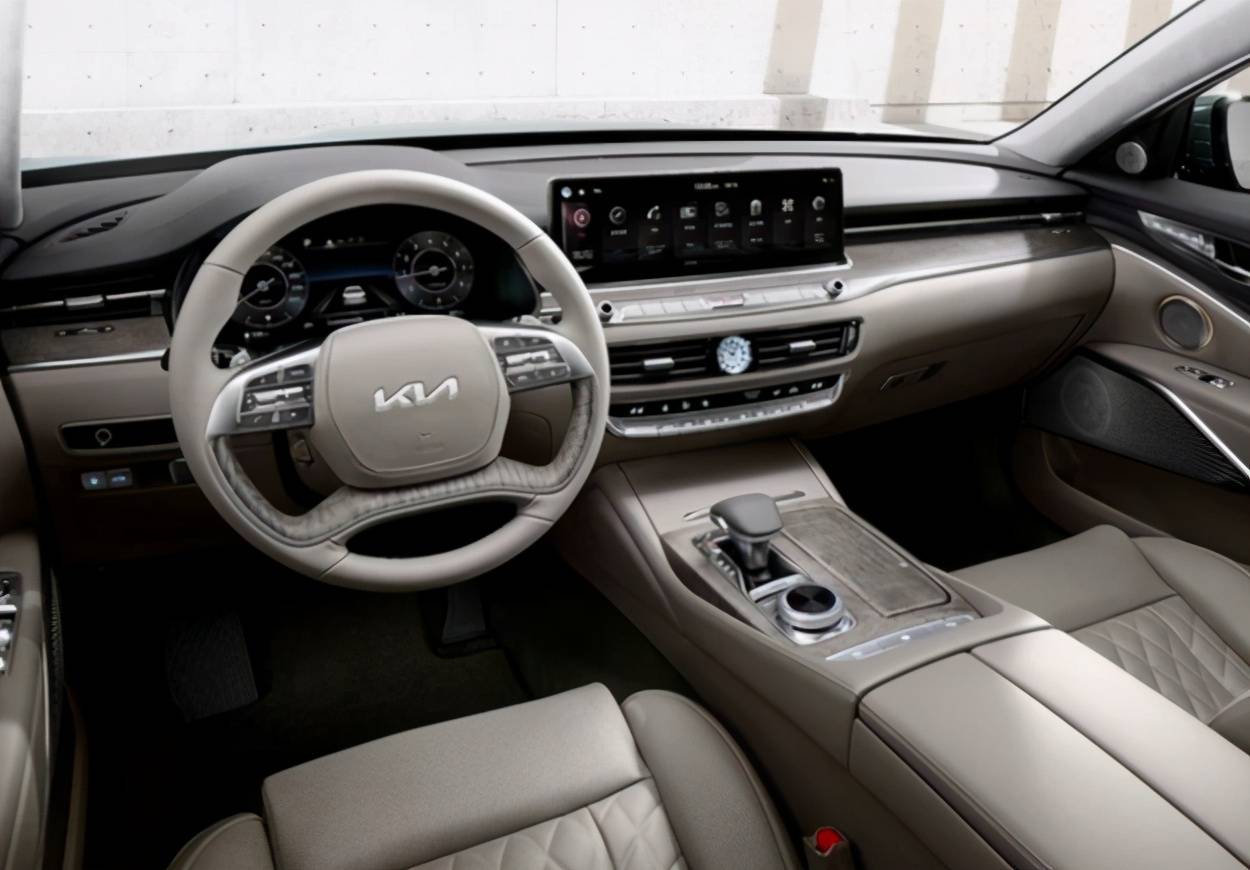 起亚k9实车亮相车长超5米实木内饰四座真霸气