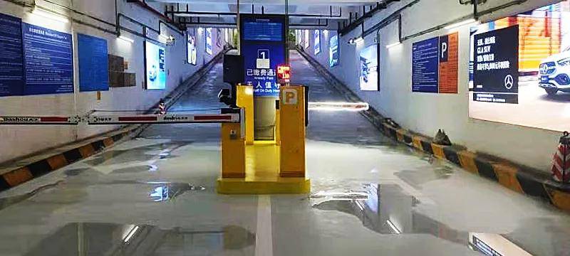 顾客驾车进入停车场时自动识别车牌开闸,当顾客扫码使用"嘉亭荟"停车