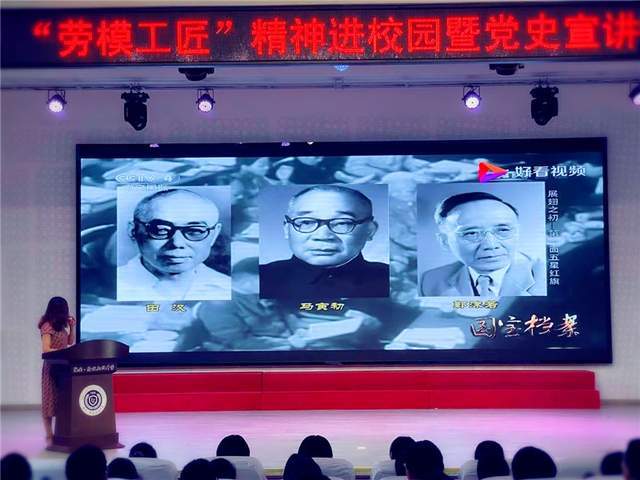 主讲老师梅馨月通过宣讲带领学生一起了解了中国国歌,国旗,国徽背后的