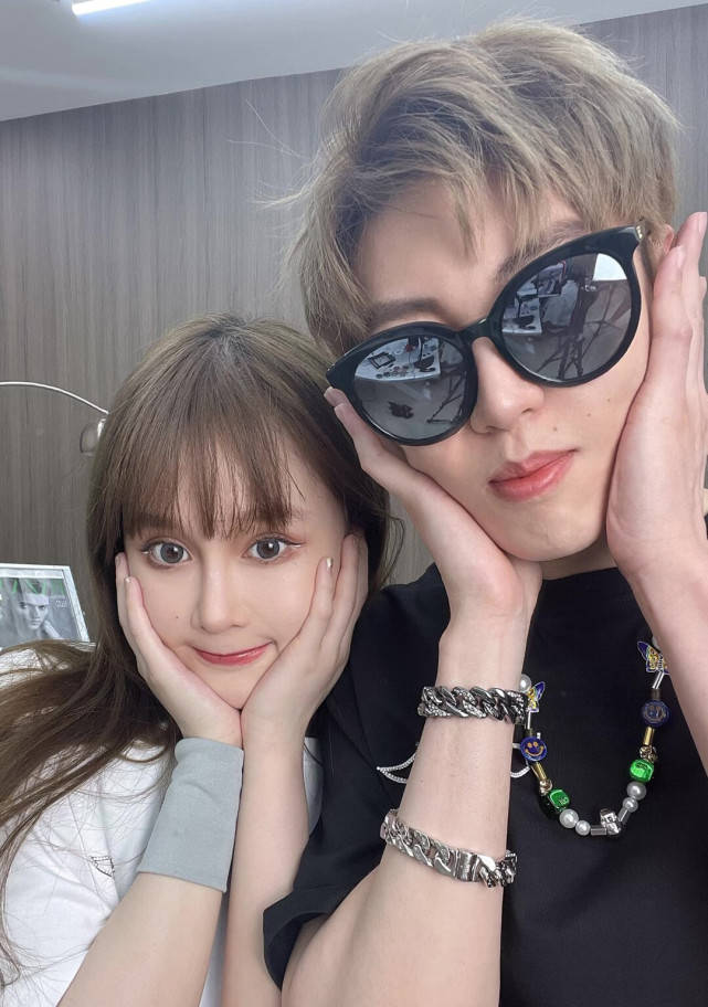 原创24岁球球买千万豪车炫富首次公开男友正面照直播中透露好事将近