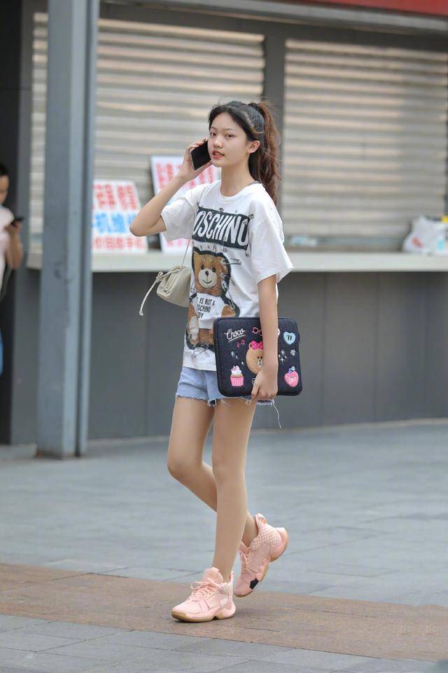 短裙与短裤,夏天打扮时尚又凉爽,腿细搭配更有优势