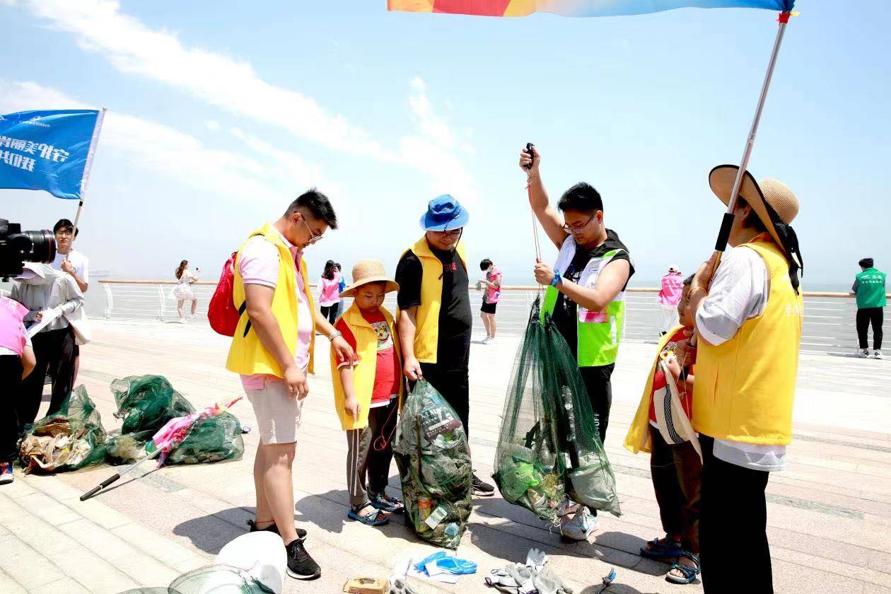 世界海洋日青岛大学生志愿者积极参与公益净滩