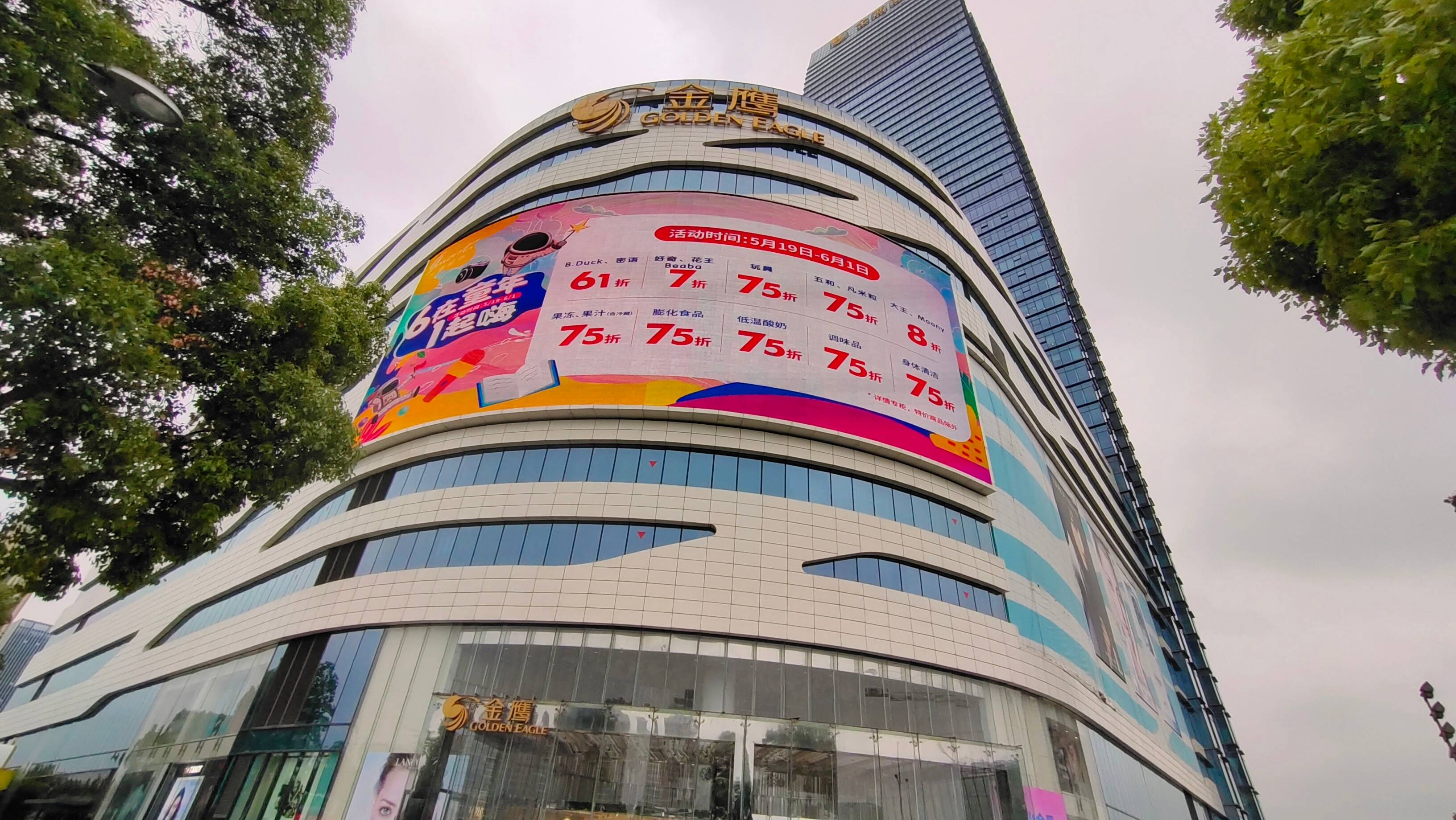 江苏昆山娄江畔金鹰国际旗下大型综合体傍晚高峰期门庭冷落