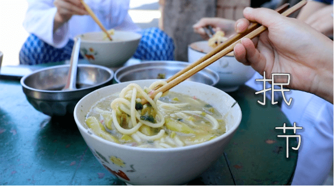 小米焖饭涉县小米色黄味香,质绵软小米焖饭是群众常吃的家常便饭小米