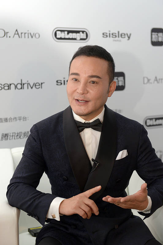 化妆还是天生夫妻相毛戈平和妻子的夫妻相绝了