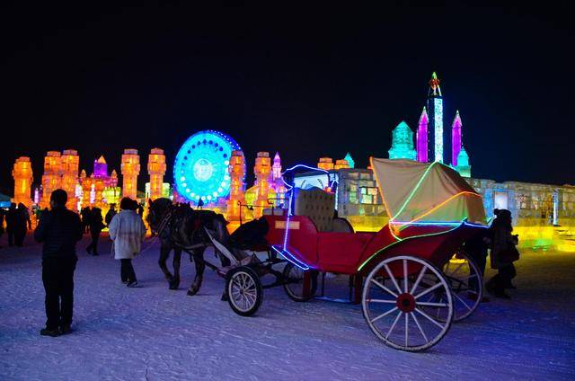 冰雪大世界 景色真的太美了 来到哈尔滨一定要去 滑梯