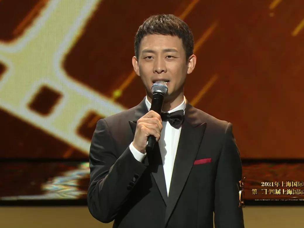 原创上海电影节开幕式:谢霆锋穿着普通难掩帅气,朱一龙圆寸造型神似