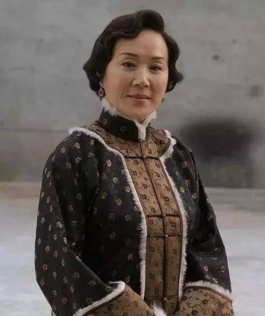 原创69岁"妈妈专业户"吴竞,与老公恩爱40年无绯闻,如今家庭很幸福