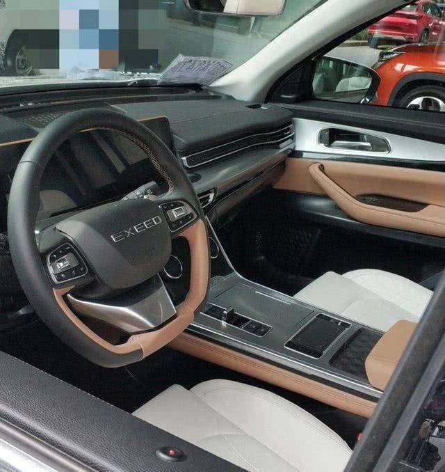 实车能够看到全液晶仪表盘 中控屏连体大屏,空调控制显示屏,电子挡把