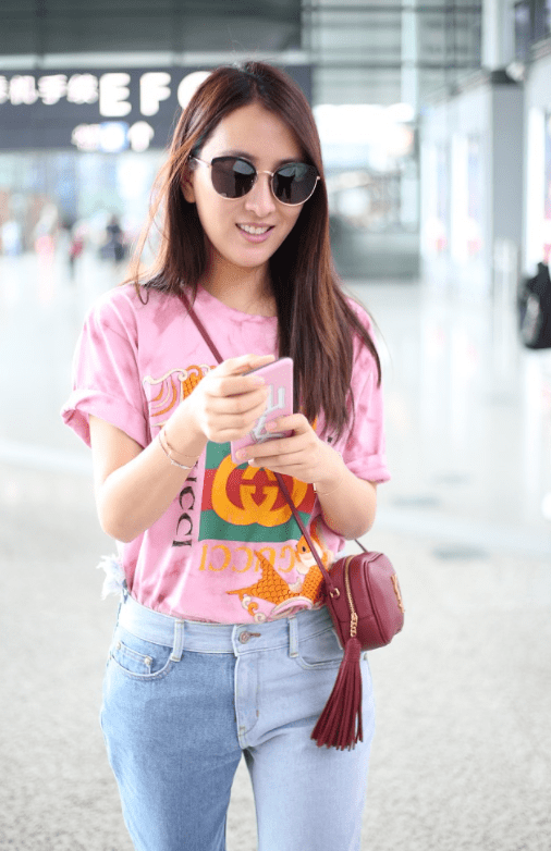 原创马苏越来越会穿了,穿上白色t恤搭配黑色阔腿裤,看着更洋气!