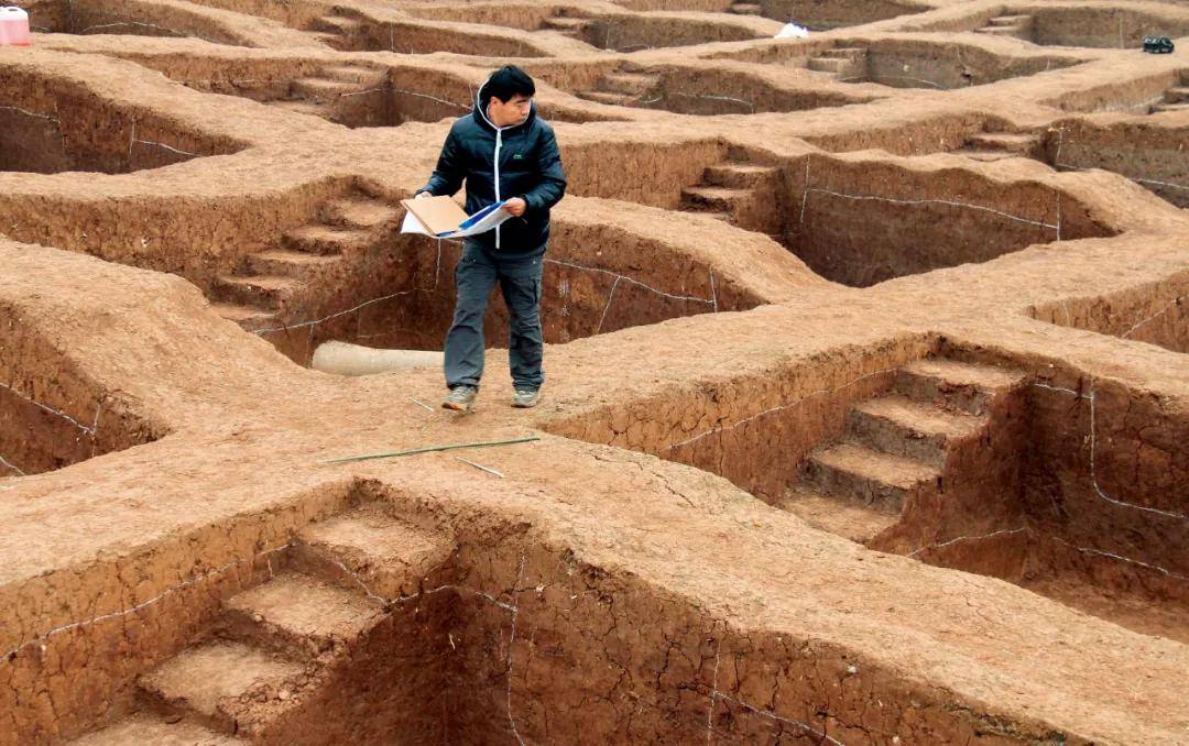湖北十堰市郧县青曲镇弥陀寺村滴水岩化石点考古发掘现场