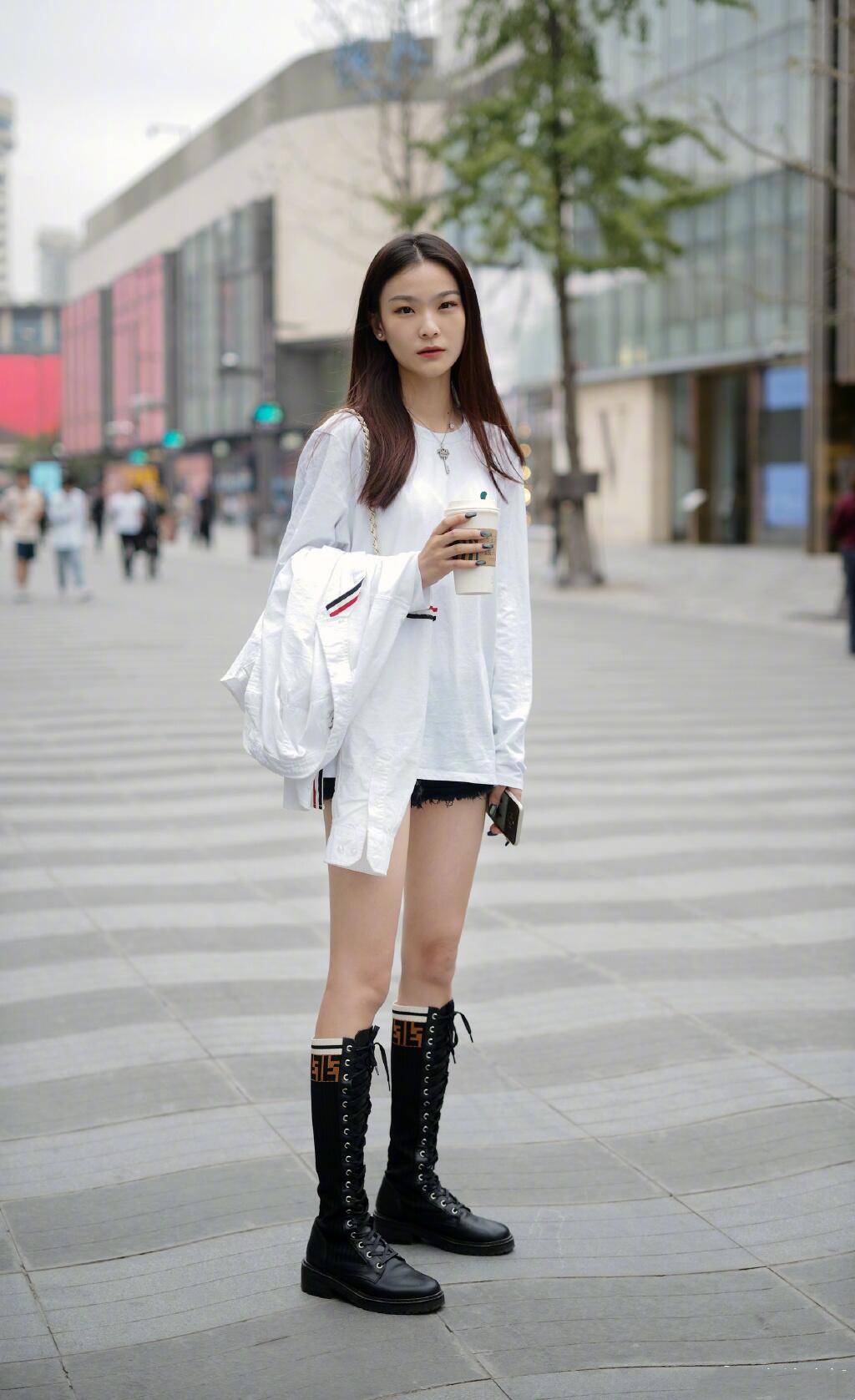 热裤平底鞋小个子女生这样穿时髦洋气还显腿长值得借鉴