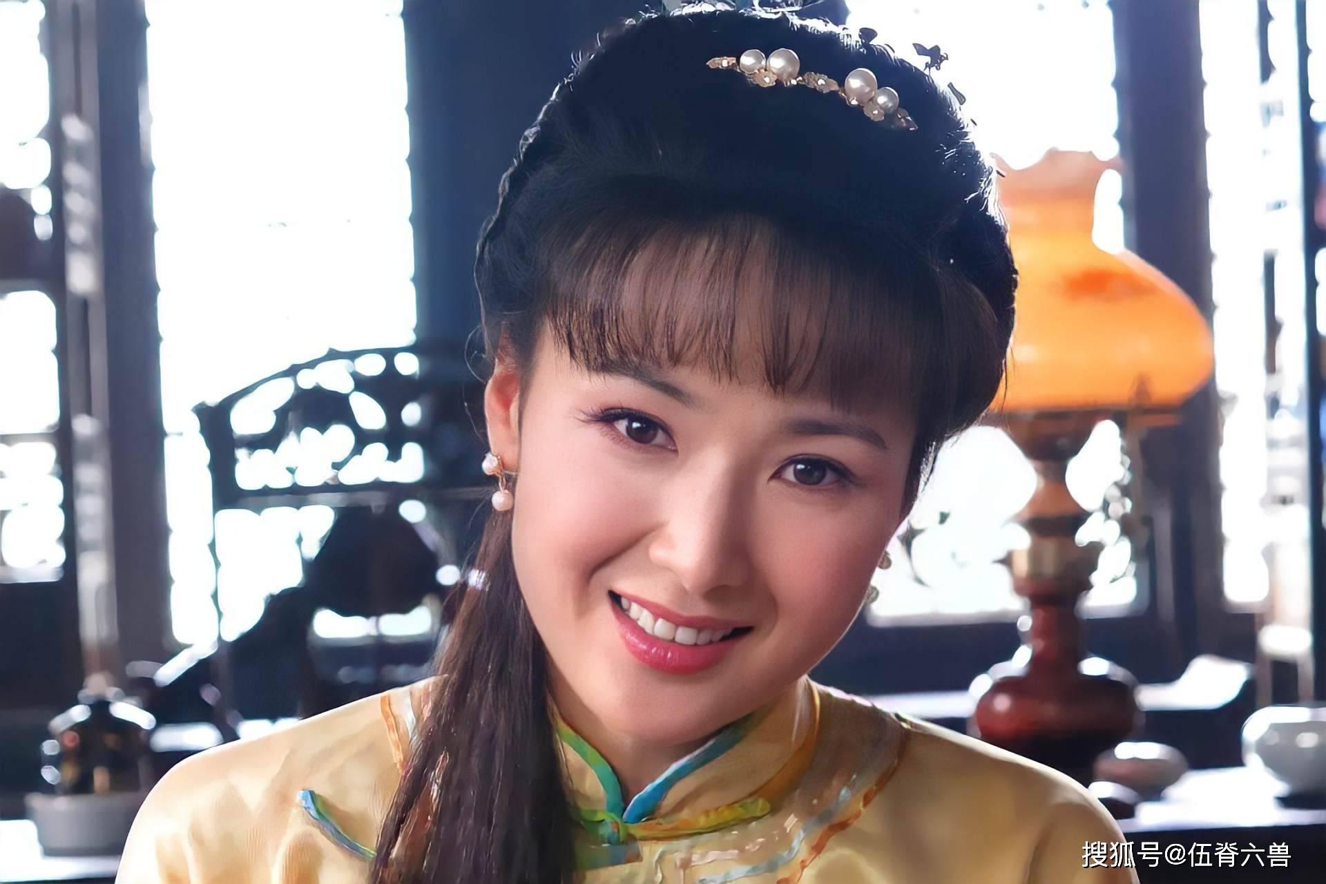 靳东的金牌搭档,演苦情剧成名,戏外的她被封"拉丁舞后"_黄曼