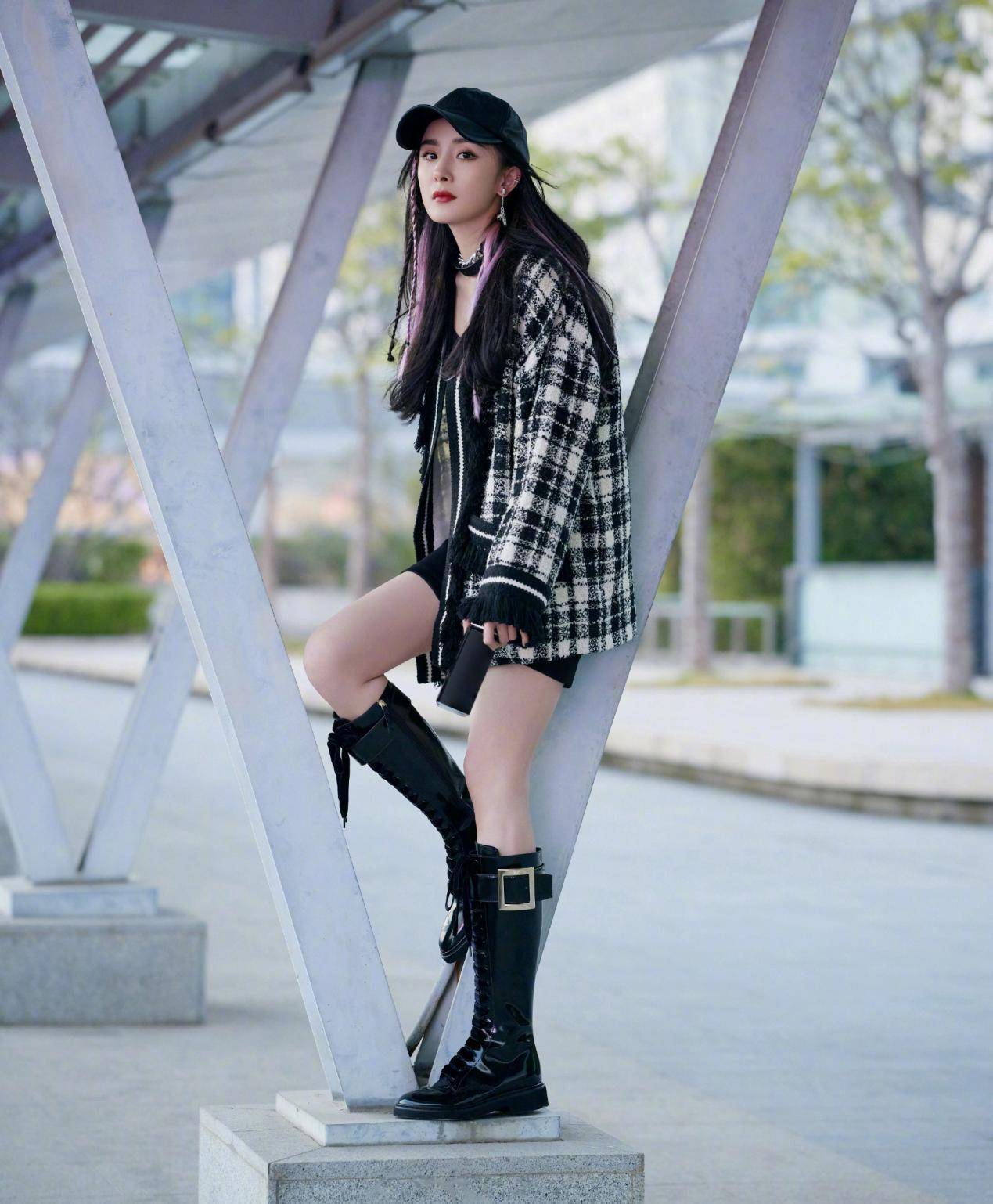 本人|辣妈杨幂用一件“格纹外套”穿出游戏少女感，减龄但又不缺女人味