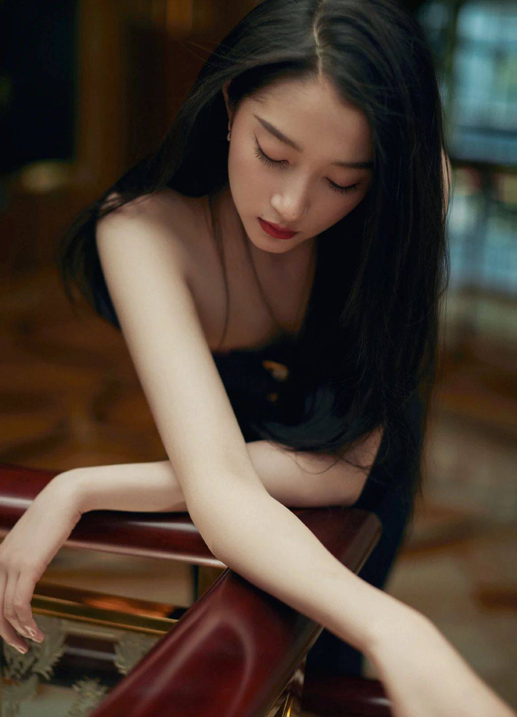 关晓彤最新美图送上抹胸鱼骨裙黑金冷酷超有气质的说